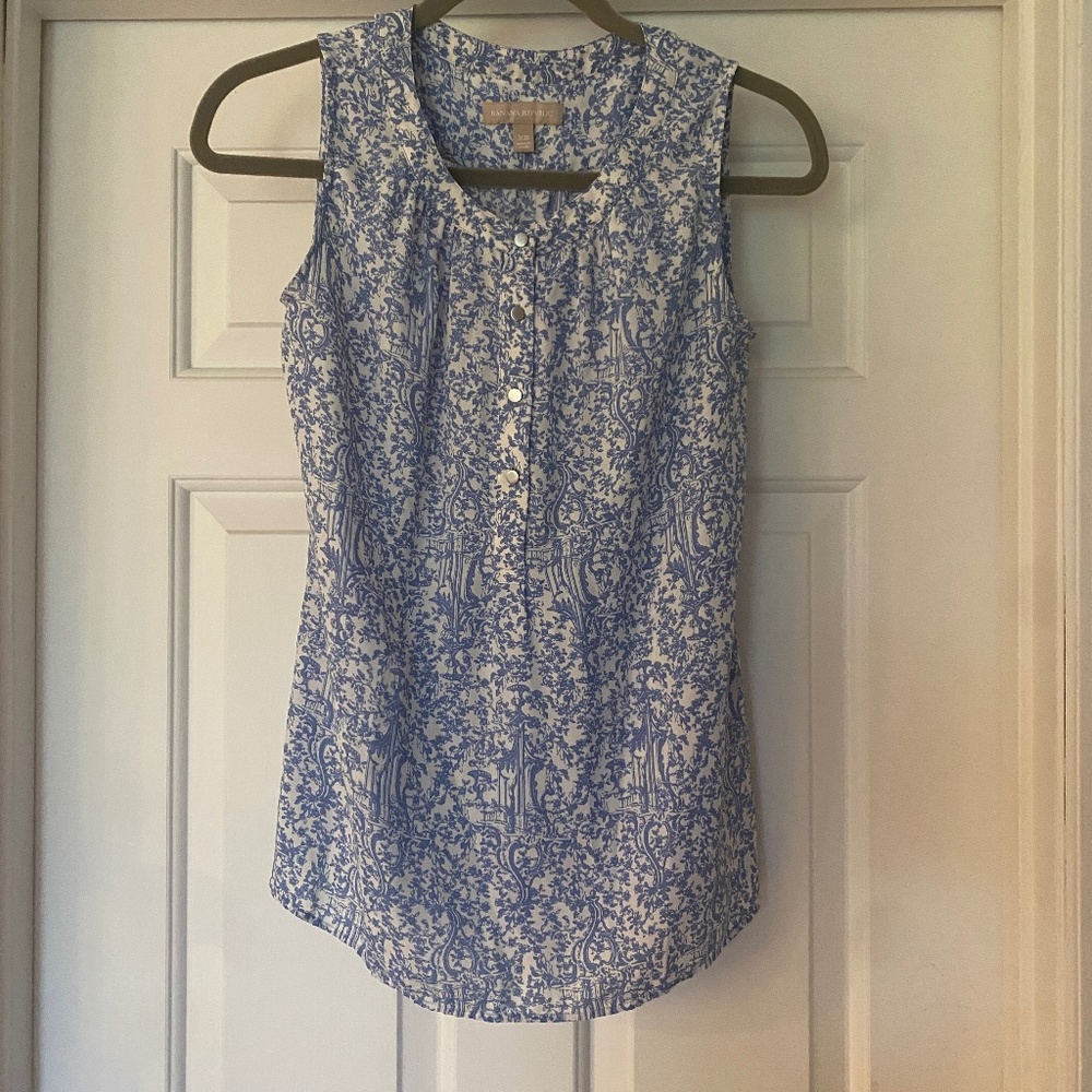Banana Republic XS Light Blue Printed Sleeveless Blouse
